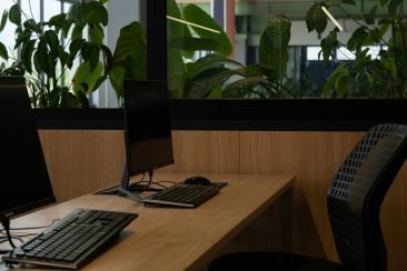 Foto de escritorio con computadoras